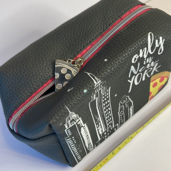 New York City Make up Bag with separate zippered pouch - Picture 2 of 10